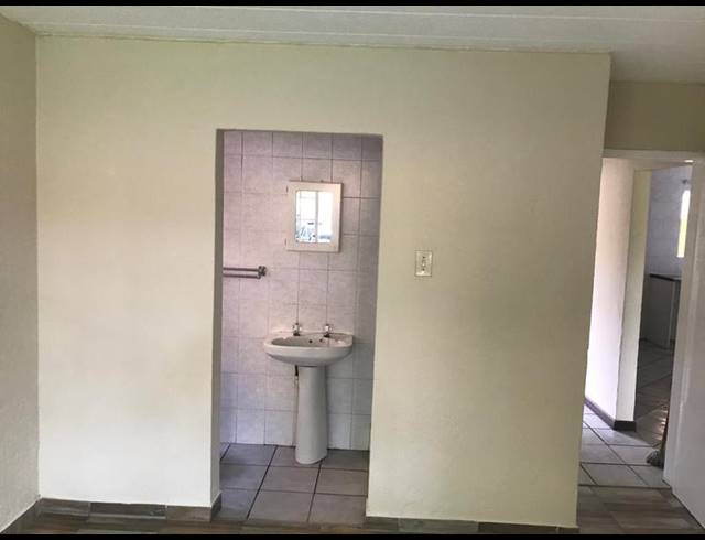 2 BEDROOM PROPERTY TO RENT IN MORELETAPARK